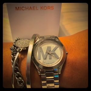 I’m selling this Michael Kors Diamond Watch for?